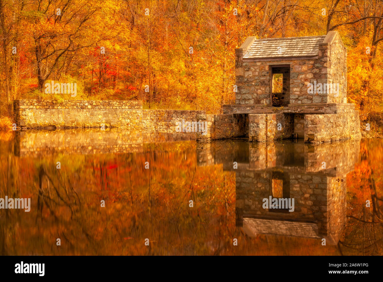 Véronique historique - Vue de la structure de pierre sur la rivière Whippany entouré par les couleurs chaudes de l'automne feuillage. Banque D'Images