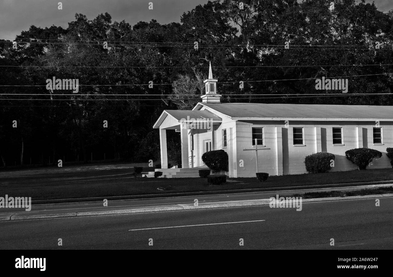 Petite église au coucher du soleil dans une petite ville de Floride du Nord. Banque D'Images