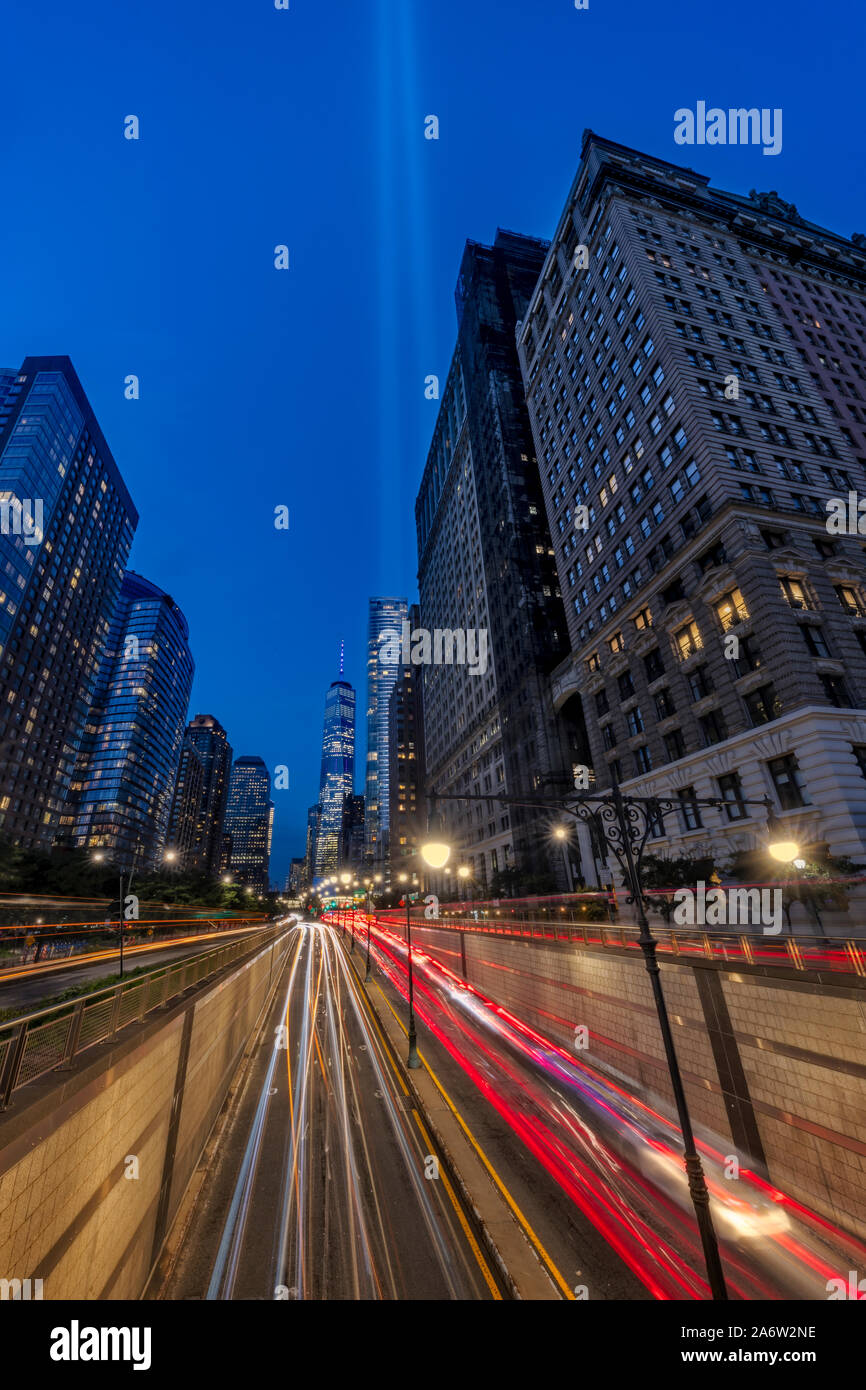 Un hommage à la lumière - NYC Voir au trafic à destination et en provenance d'un World Trade Center, communément connu sous le nom de la tour et à éclairage beamimg en haut Banque D'Images