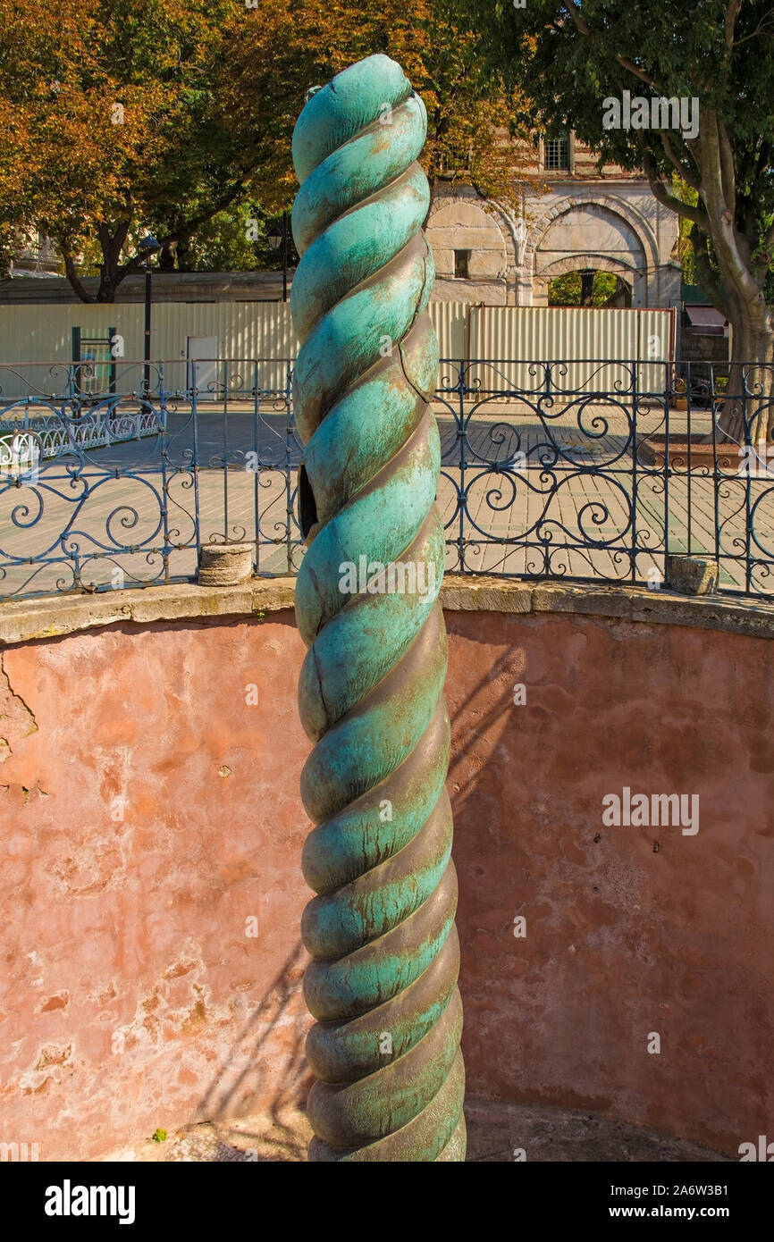 Le Serpent dans la colonne de l'Hippodrome, dans le quartier de Sultanahmet d'Istanbul, Turquie. Également connu sous le nom de la Colonne Serpentine, Plataean trépied et Delphi Banque D'Images