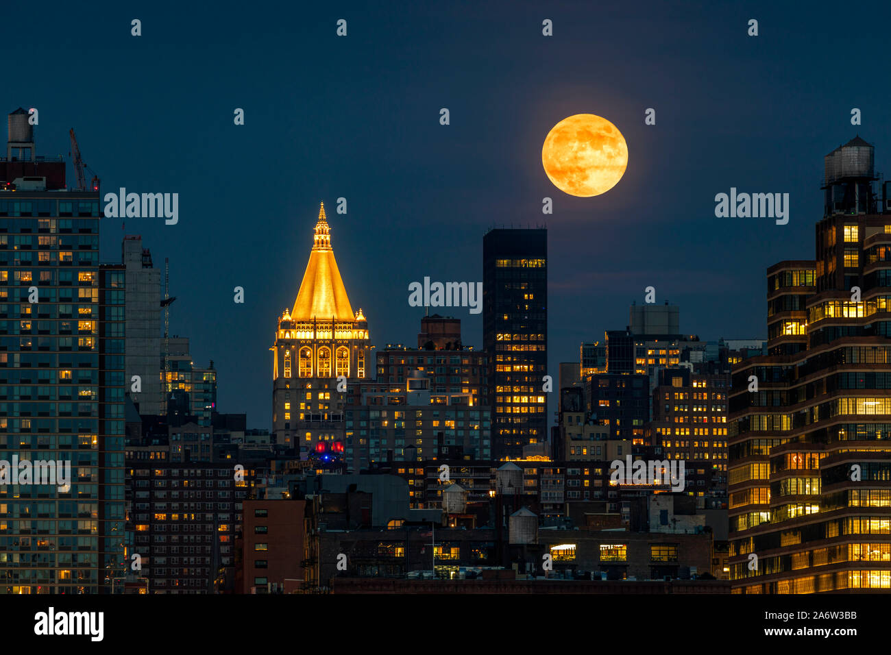 NY Life Building Pleine lune - Crépuscule vue de l'allumé en siège de l'assurance-vie NY bâtiment avec une pleine lune se levant buck. Il est locat Banque D'Images