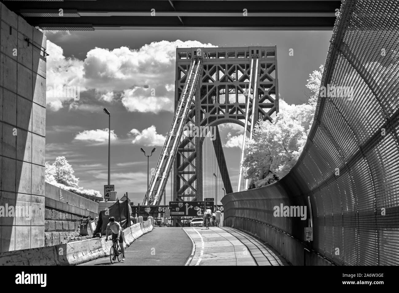 Washington Bridge NYC GWB - une image noir et blanc infrarouge du pont George Washington au cours de l'été avec les nuages gonflés. Cette image est disp Banque D'Images