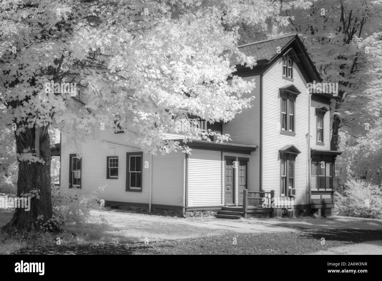 La maison victorienne - infrarouge noir et blanc vue d'un 19e siècle de style victorien à la plus de deux siècle vieux canal atf ville Waterloo Village de sw Banque D'Images