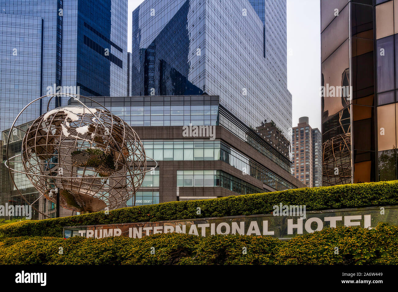 Globe sculpture à l'hôtel Trump - situé à Columbus Circle à uptown Manhattan à New York City à l'hôtel Trump International. Banque D'Images Globe sculpture à l'hôtel Trump - situé à Columbus Circle à uptown Manhattan à New York City à l'hôtel Trump International. Banque D'Images