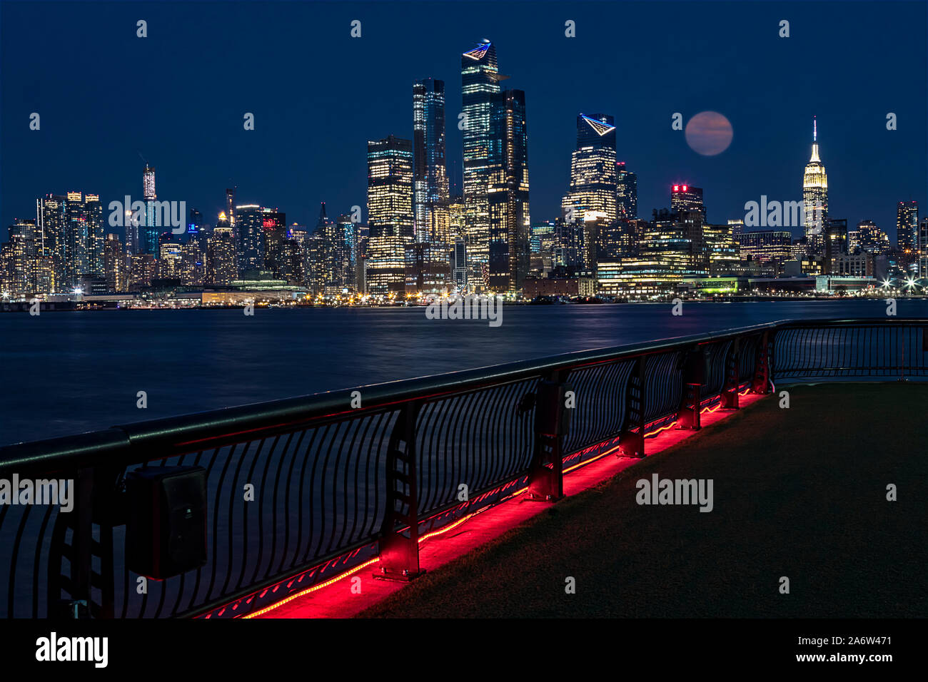 NYC Skyline Super Pleine Lune Banque D'Images