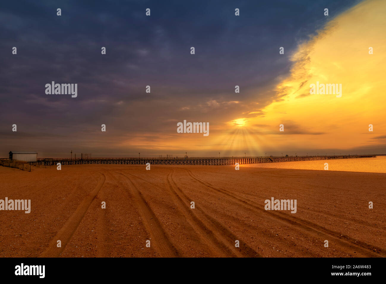 Quai de pêche de Keansburg - Vue de la jetée 2000 pied surplombant la baie de Raritan, dans le quartier de Keansburg à Monmouth County, New Jersey. Banque D'Images