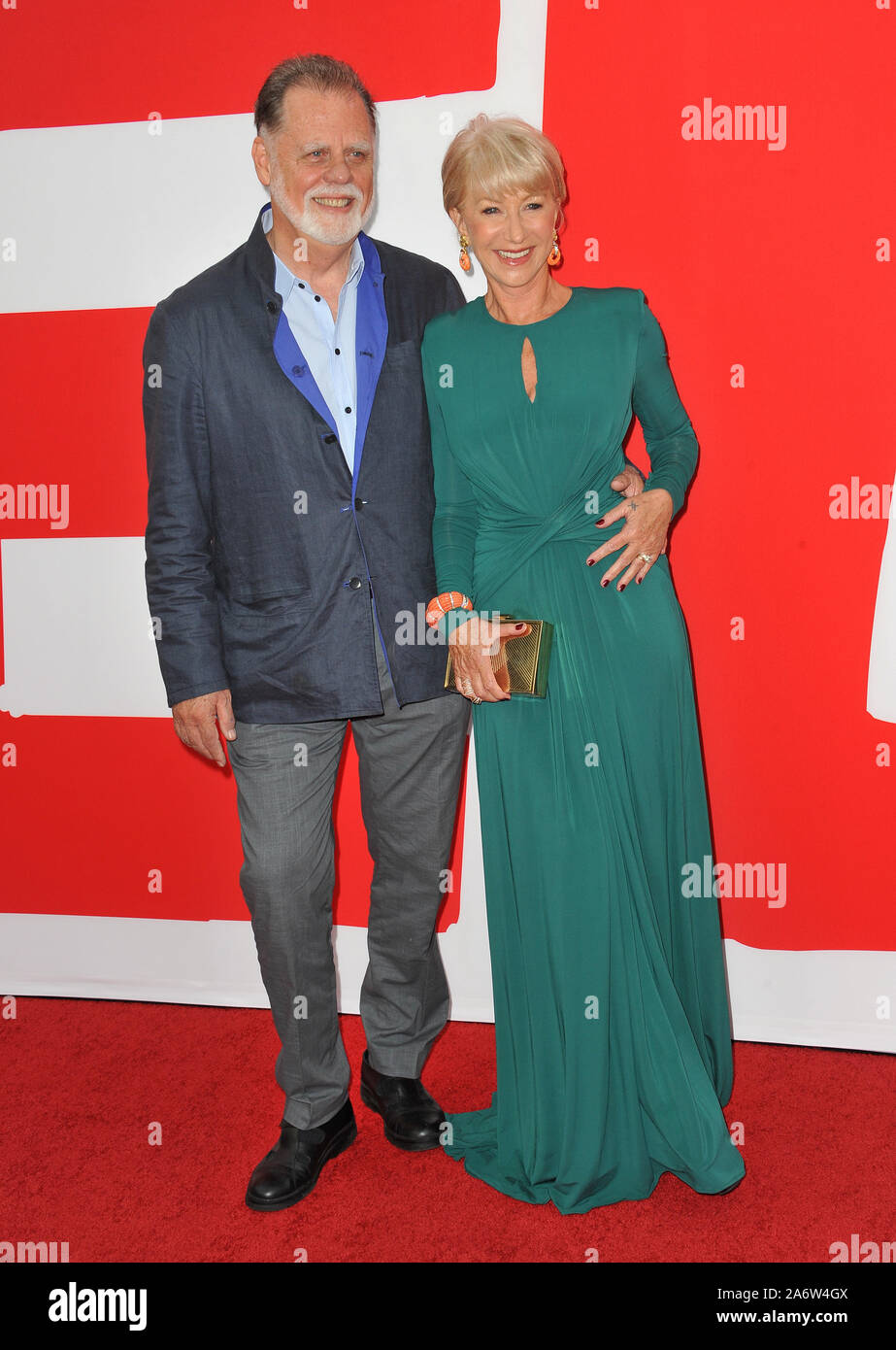 LOS ANGELES, CA. 11 juillet 2013 : Helen Mirren & mari Taylor Hackford au Los Angeles première de son nouveau film '2' rouge au Westwood Village Theatre. © 2013 Paul Smith / Featureflash Banque D'Images