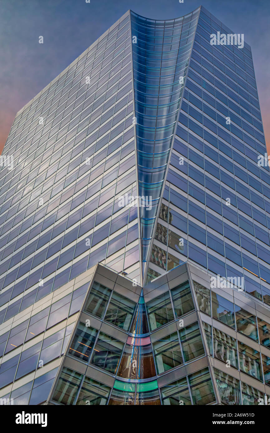 NYC Architecture RVB - Un regard sur l'architecture moderne de l'un des gratte-ciel de la ville de New York. Banque D'Images