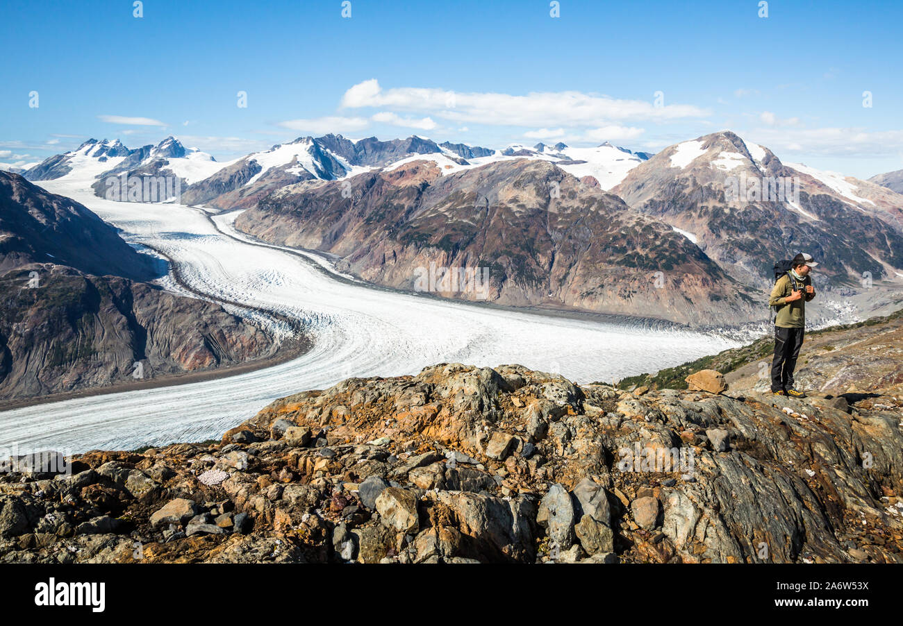 Randonneur sur une crête de montagne au-dessus du glacier du saumon au Canada. Le glacier est situé sur la frontière de l'Alaska. Banque D'Images