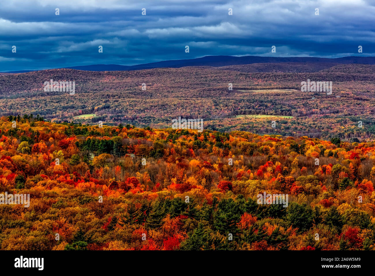 Hudson Valley NY Automne -Vue aérienne à l'atmosphère chaleureuse et couleurs vives de l'automne feuillage en pointe l'état de New York. Banque D'Images