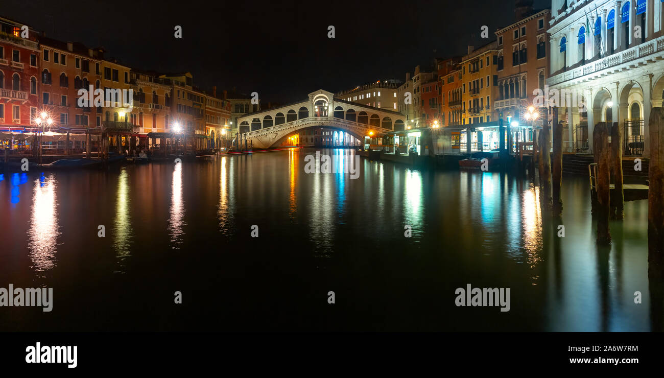 Panorama du Grand Canal et le célèbre Pont du Rialto ou Ponte di Rialto de Venise à nuit noire, de l'Italie. Banque D'Images