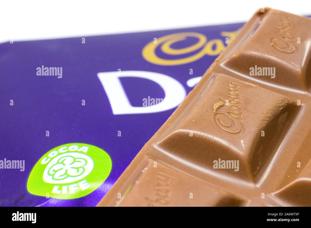 Cadbury dairy milk chocolate bars décompressé avec la vie de cacao Fairtrade Foundation logo sign Banque D'Images