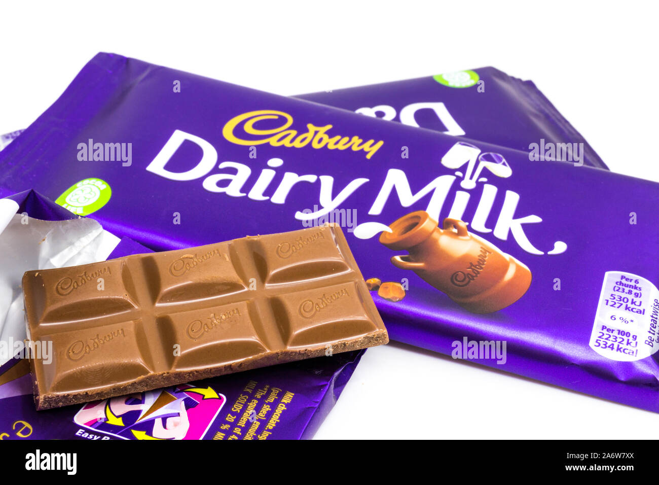 Cadbury dairy milk chocolate bars emballés et déballés Banque D'Images