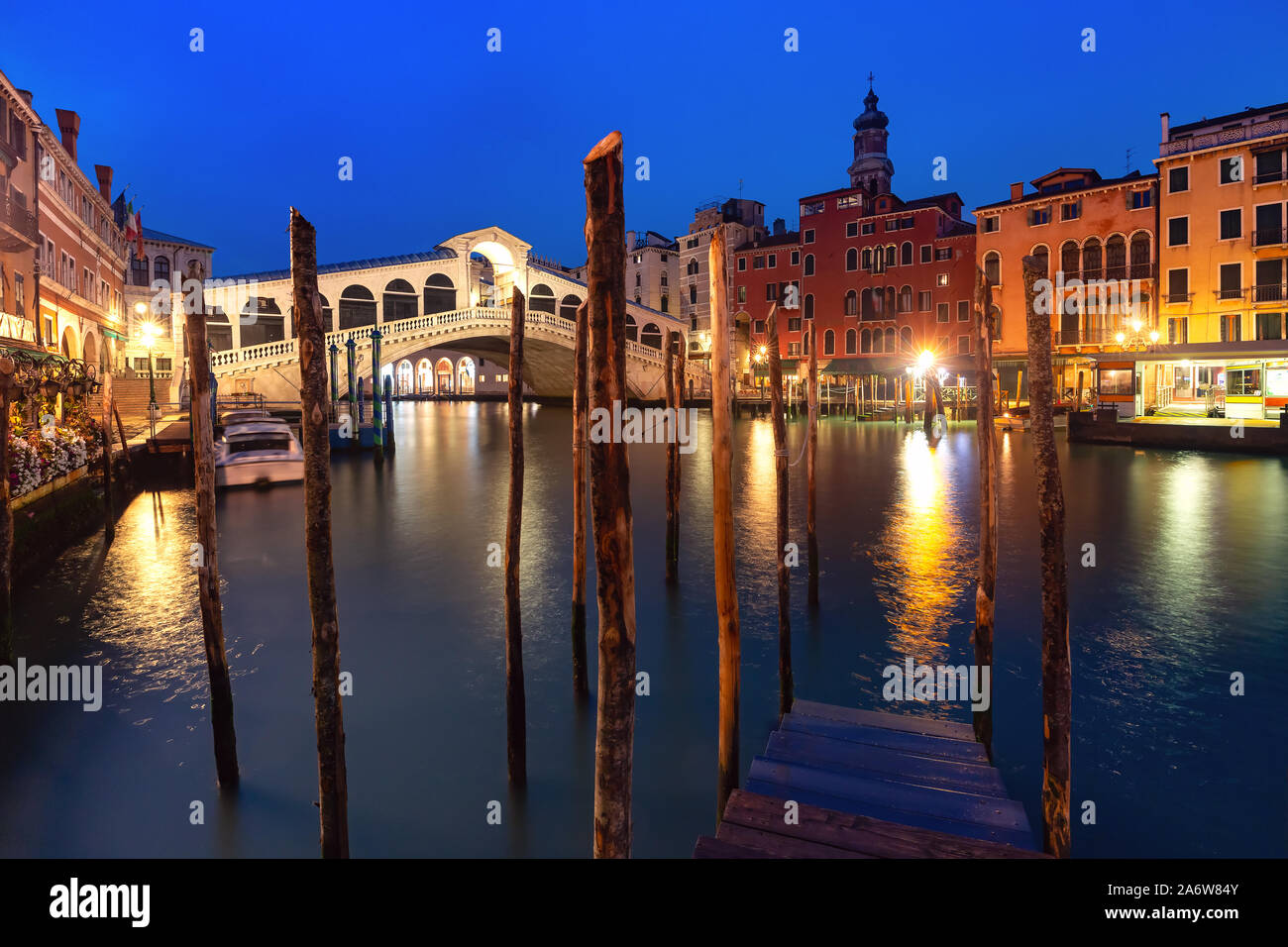 Célèbre Pont du Rialto ou Ponte di Rialto sur le Grand Canal à Venise au soir heure bleue, Italie. Banque D'Images