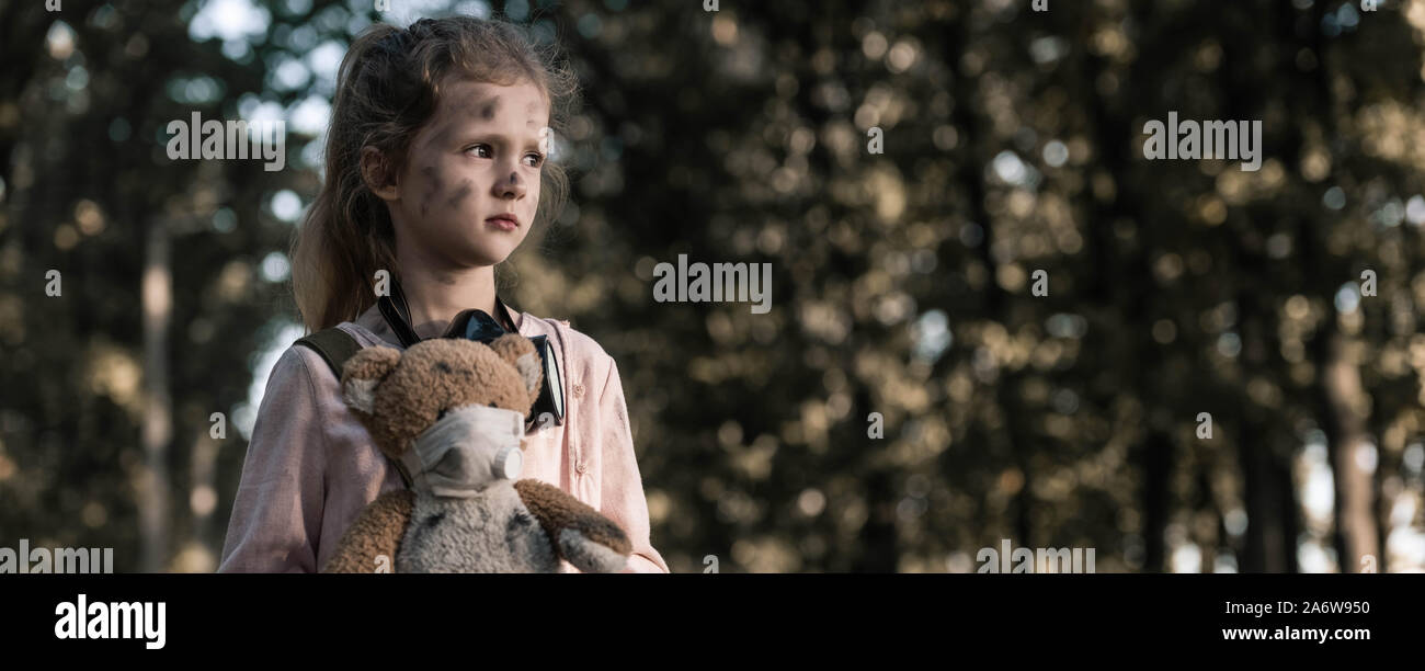 Vue panoramique de shot kid holding sale ours près des arbres dans la région de Tchernobyl, concept post apocalyptique Banque D'Images