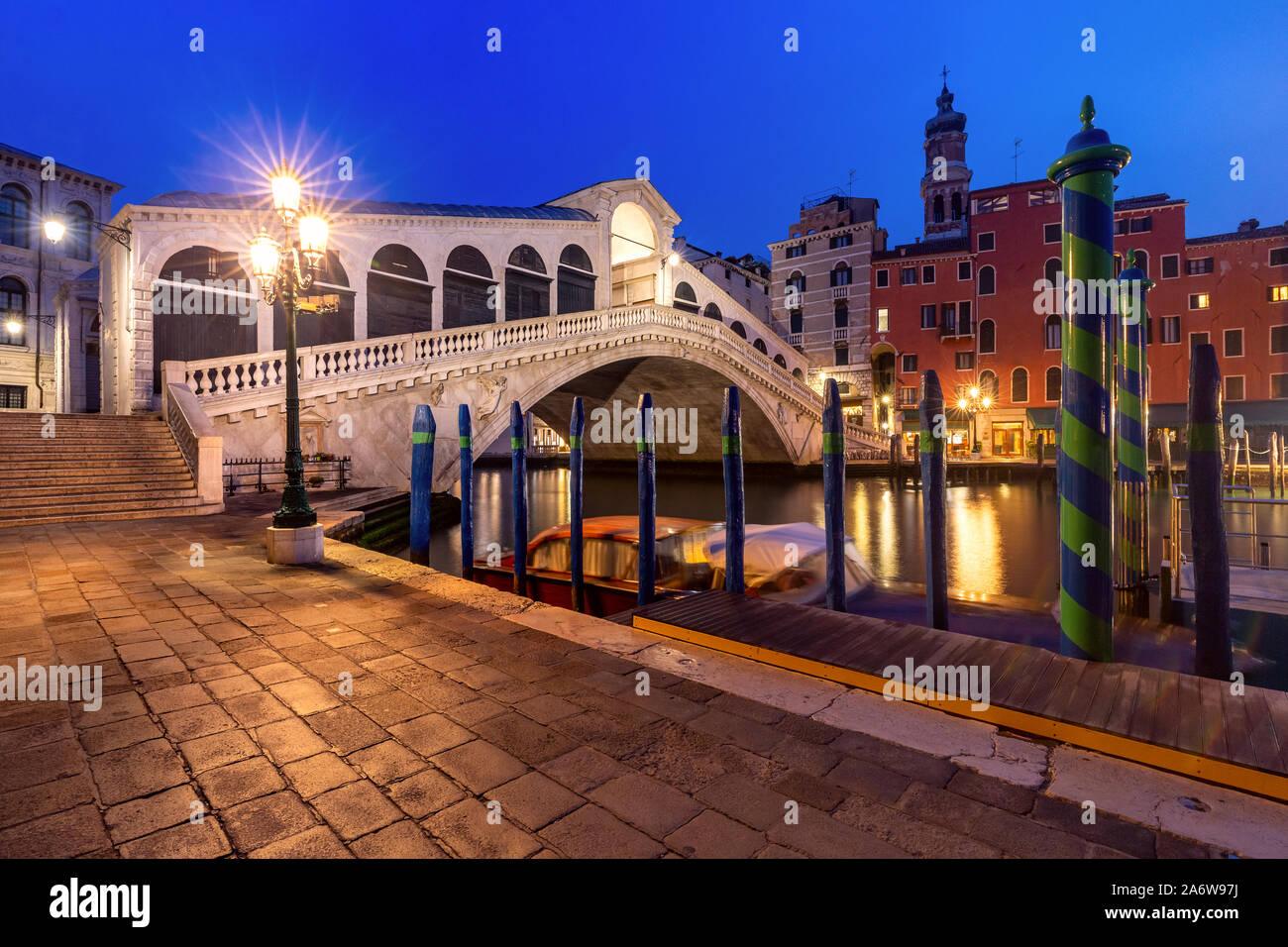 Célèbre Pont du Rialto ou Ponte di Rialto sur le Grand Canal à Venise au soir heure bleue, Italie. Banque D'Images