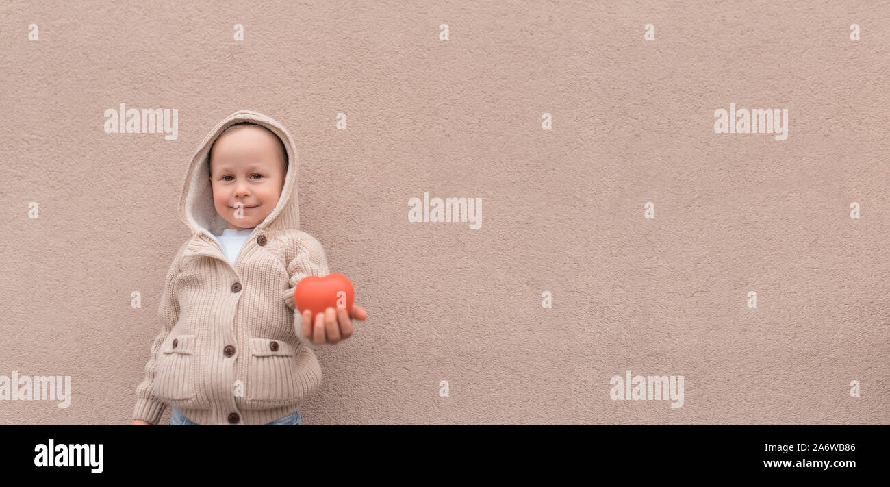 Heureux Petit Garcon Jouet Rouge Coeur L Espace Libre Du Texte Les Emotions De Joie Bonheur Sante Donner De L Amour De Soutien Concept Don Aider Les Enfants La Vie Cadeaux Photo Stock Heureux Petit Garcon Jouet Rouge Coeur L Espace Libre Du Texte Les Emotions De Joie Bonheur Sante Donner De L Amour De Soutien Concept Don Aider Les Enfants La Vie Cadeaux Photo Stock