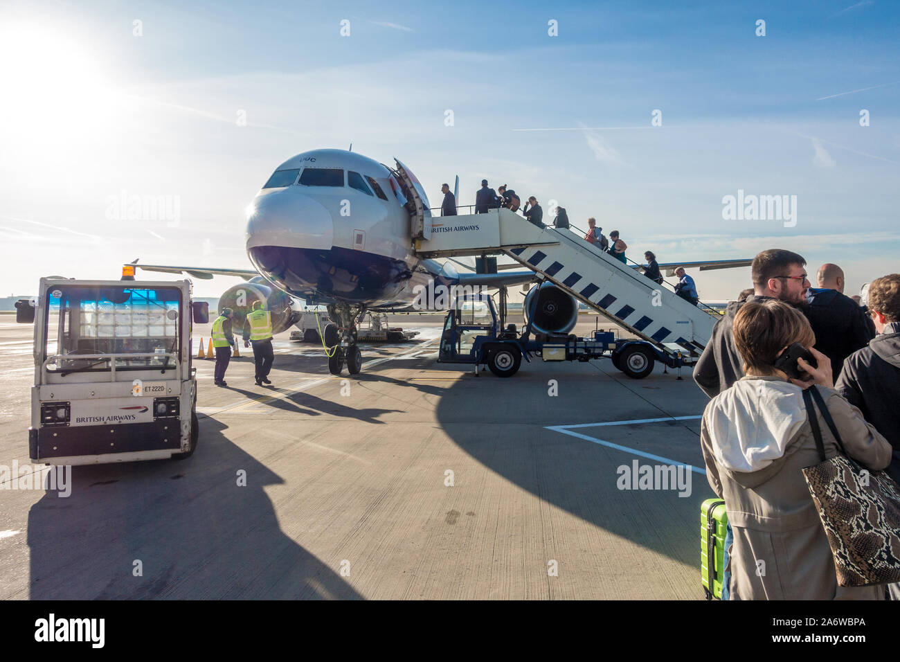Les utilisateurs effectuent des mesures à bord d'un avion de British Airways à l'aéroport de Heathrow. Banque D'Images