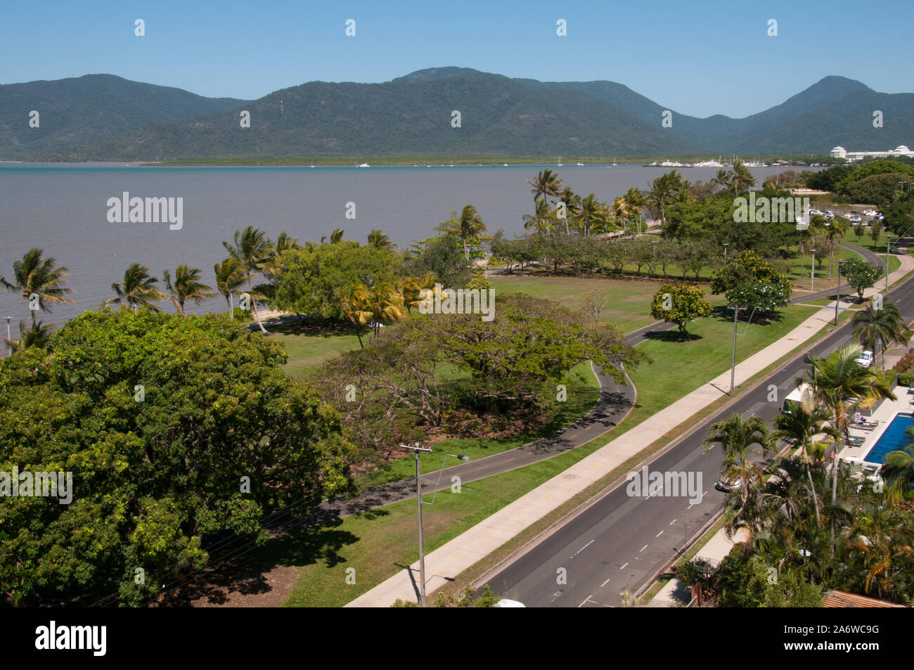 Donnant sur Trinity Inlet d'un hôtel sur l'Esplanade de Cairns, une destination touristique au nord tropical du Queensland, Australie Banque D'Images