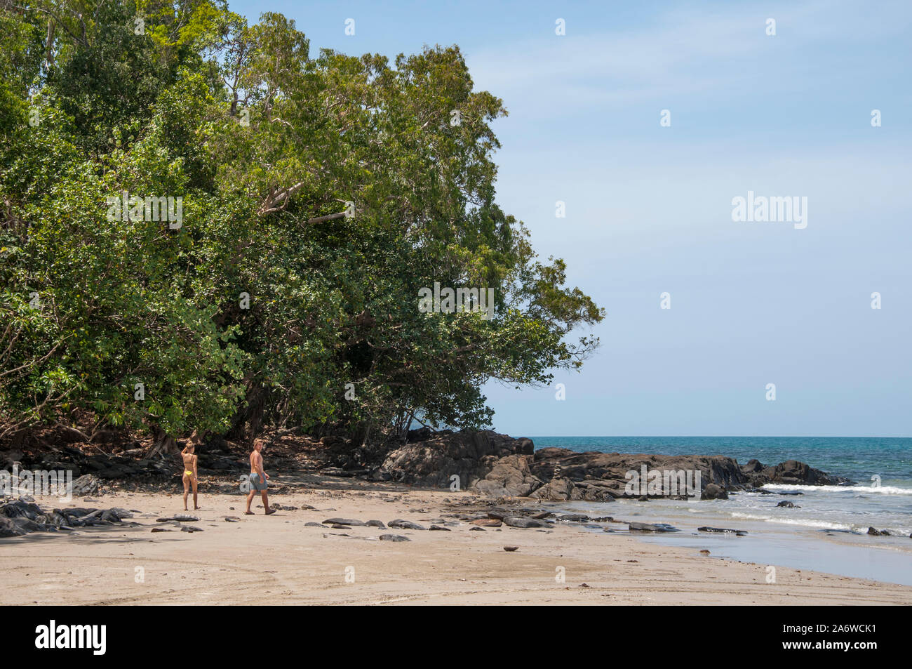 Un jeune couple explore Thornton's Beach à Cape Tribulation Daintree dans la zone du patrimoine mondial dans le Nord tropical du Queensland, Australie Banque D'Images