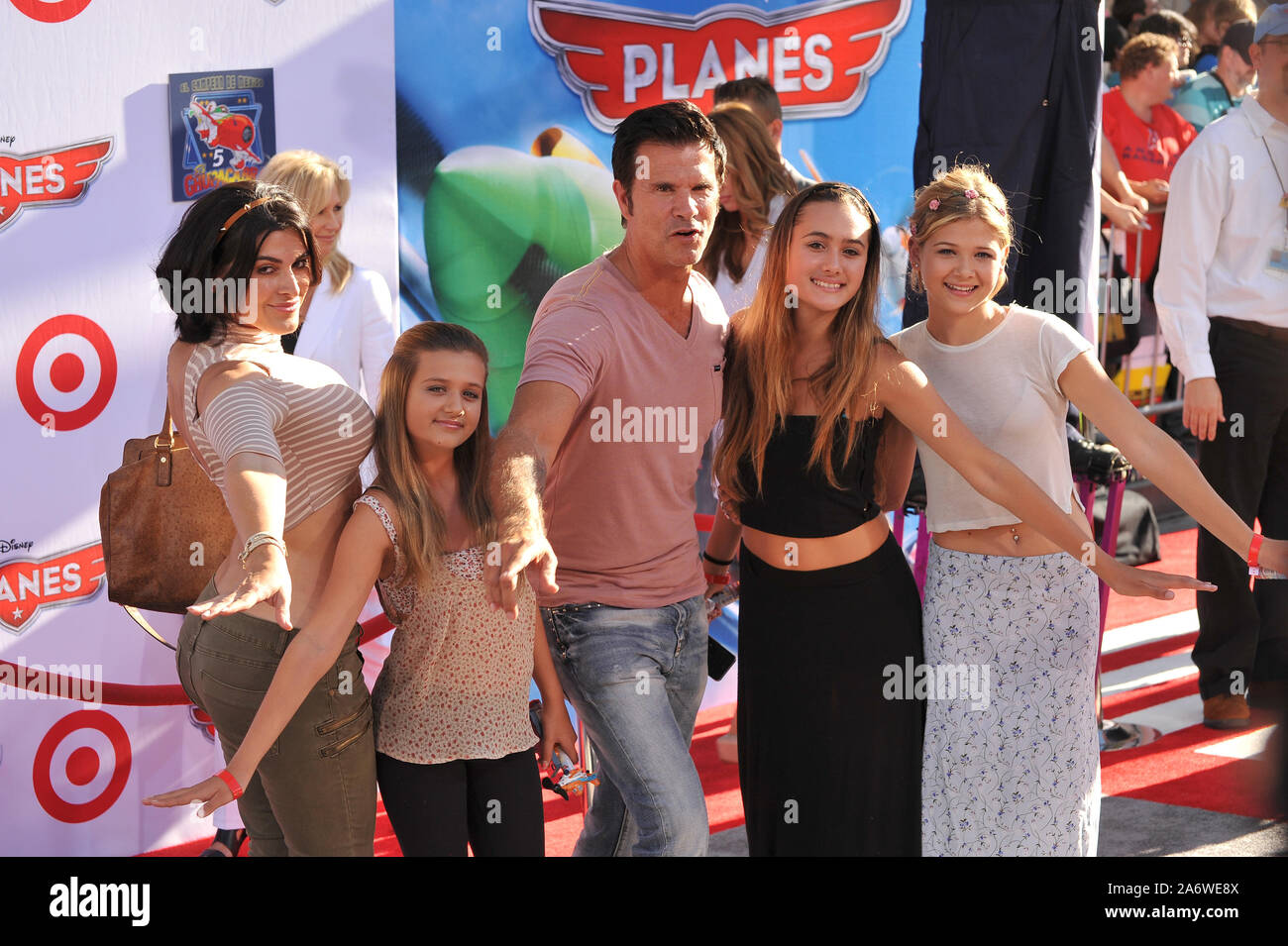 LOS ANGELES, CA. 05 août 2013 : Lorenzo Lamas et à la famille lors de la première mondiale d'avions de Disney au El Capitan Theatre, à Hollywood. © 2013 Paul Smith / Featureflash Banque D'Images