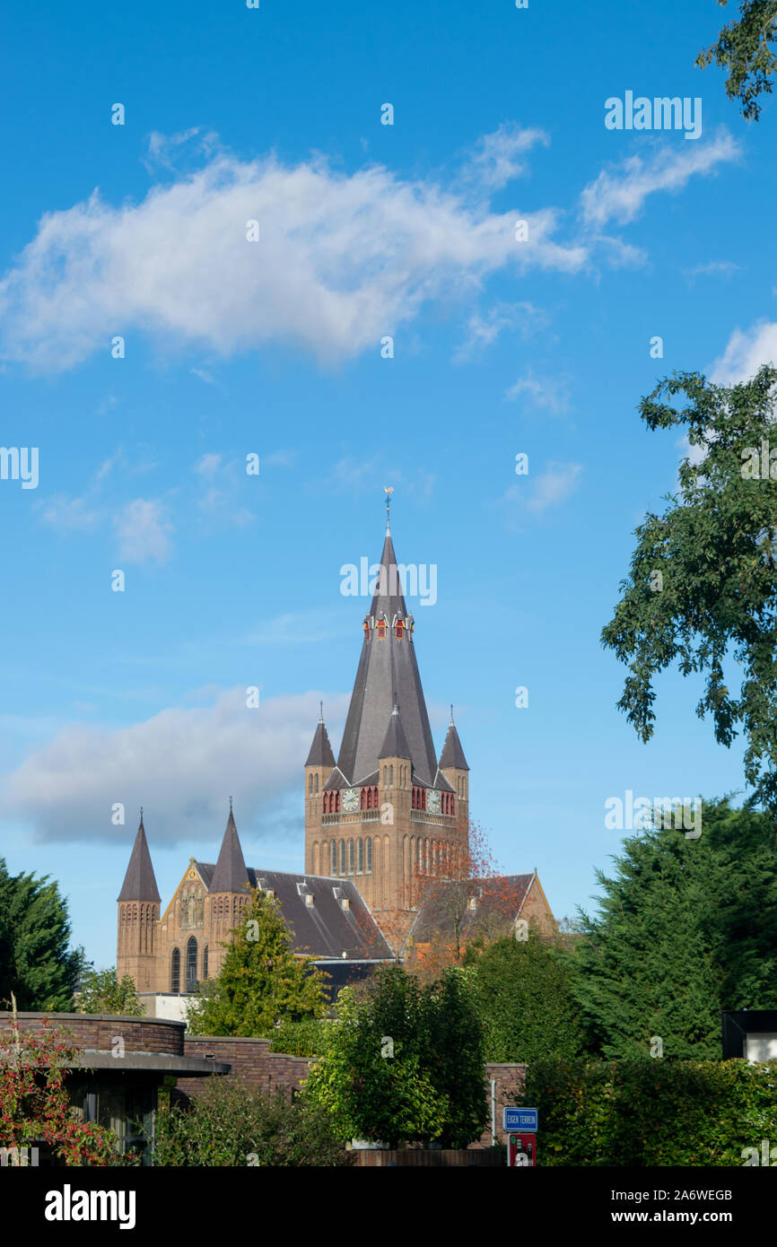 Breda, de Brabant, Pays-Bas - le 27 octobre 2019 : Sint-Laurentiuskerk Ginneken en quart, une église catholique romaine dans un style néo-gothique, construite en 190 Banque D'Images