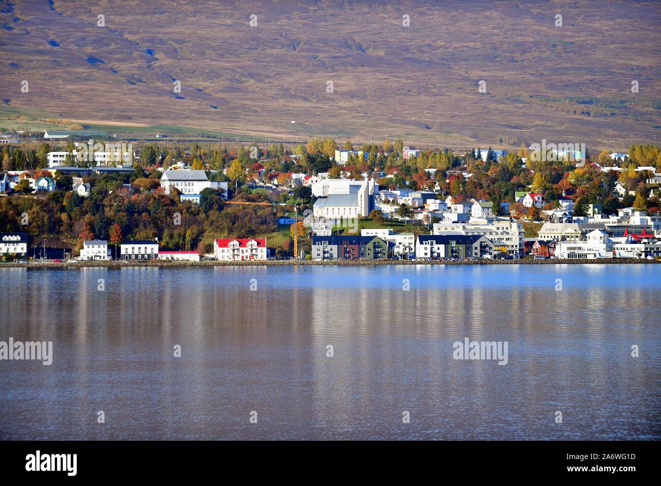 Akureyri, Islande. Vue d'Akureyri et son port, dans le Nord de l'Islande et de l'ensemble du fjord Eyjafjörður Eyjafjordur (le). Banque D'Images