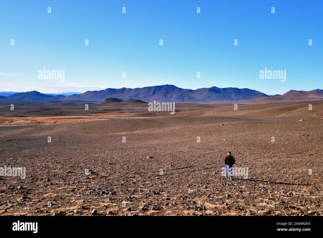 Modrudalur, Islande. Un touriste est seul avec ses pensées se balade sur le plateau de Modrudalur pris près de Modrudalur. Banque D'Images