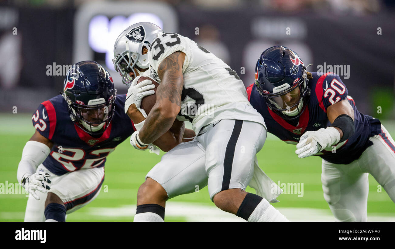 Houston, Texas, USA. 27 Oct, 2019. Coffre fort Houston Texans Justin Reid (20) et Gareon évoluait Conley (22) s'attaquer aux Raiders d'Oakland en marche arrière DeAndre Washington (33) au cours du quatrième trimestre à NRG Stadium à Houston, Texas. Le score final 27-24 Texans. Maria Lysaker/CSM/Alamy Live News Banque D'Images