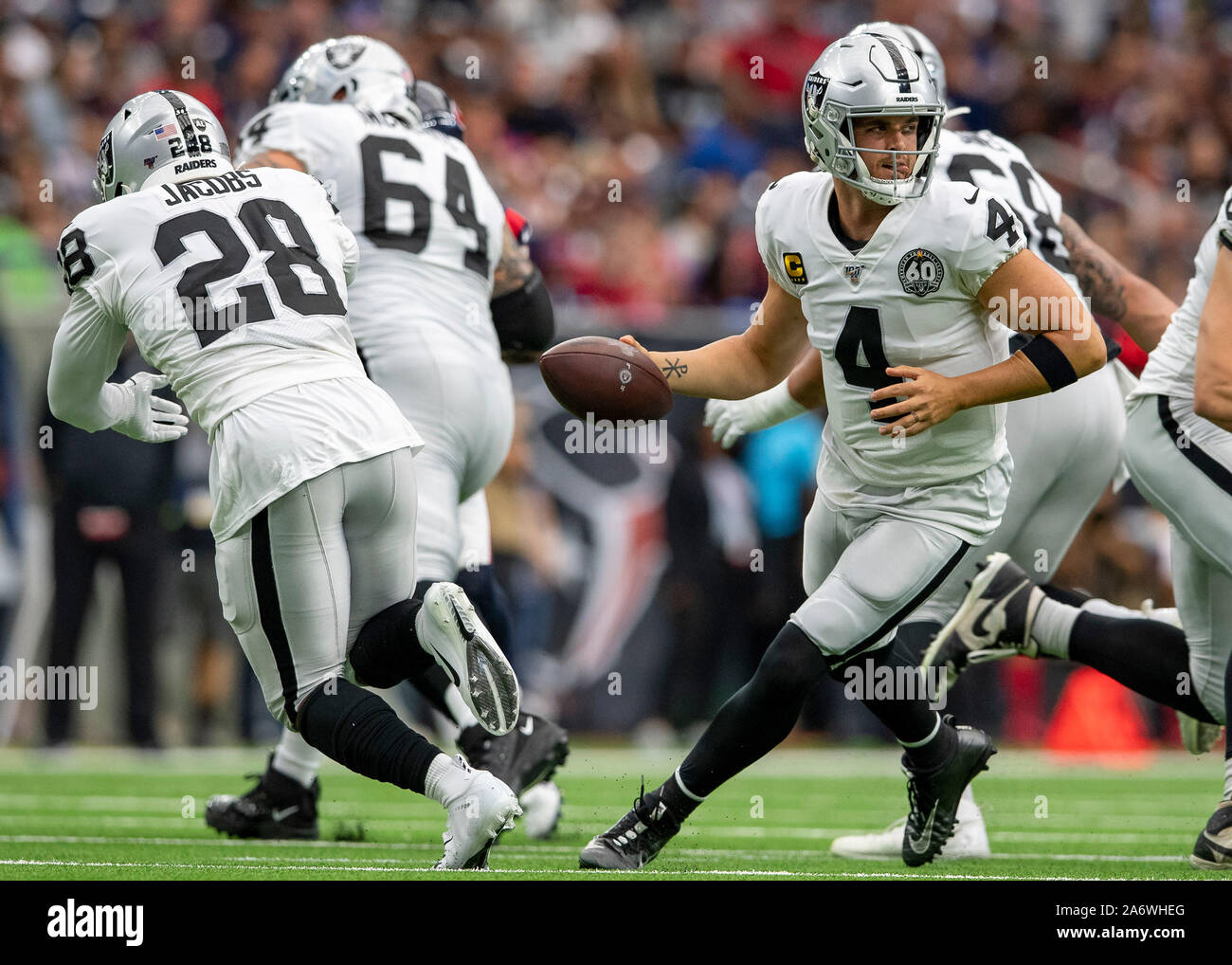 27 octobre 2019 : Oakland Raiders quarterback Derek Carr (4) avec la fausse main pendant le match contre les Texans de Houston à NRG Stadium à Houston, Texas. Le score à la demie 14-10 Raiders. Maria Lysaker/CSM. Banque D'Images