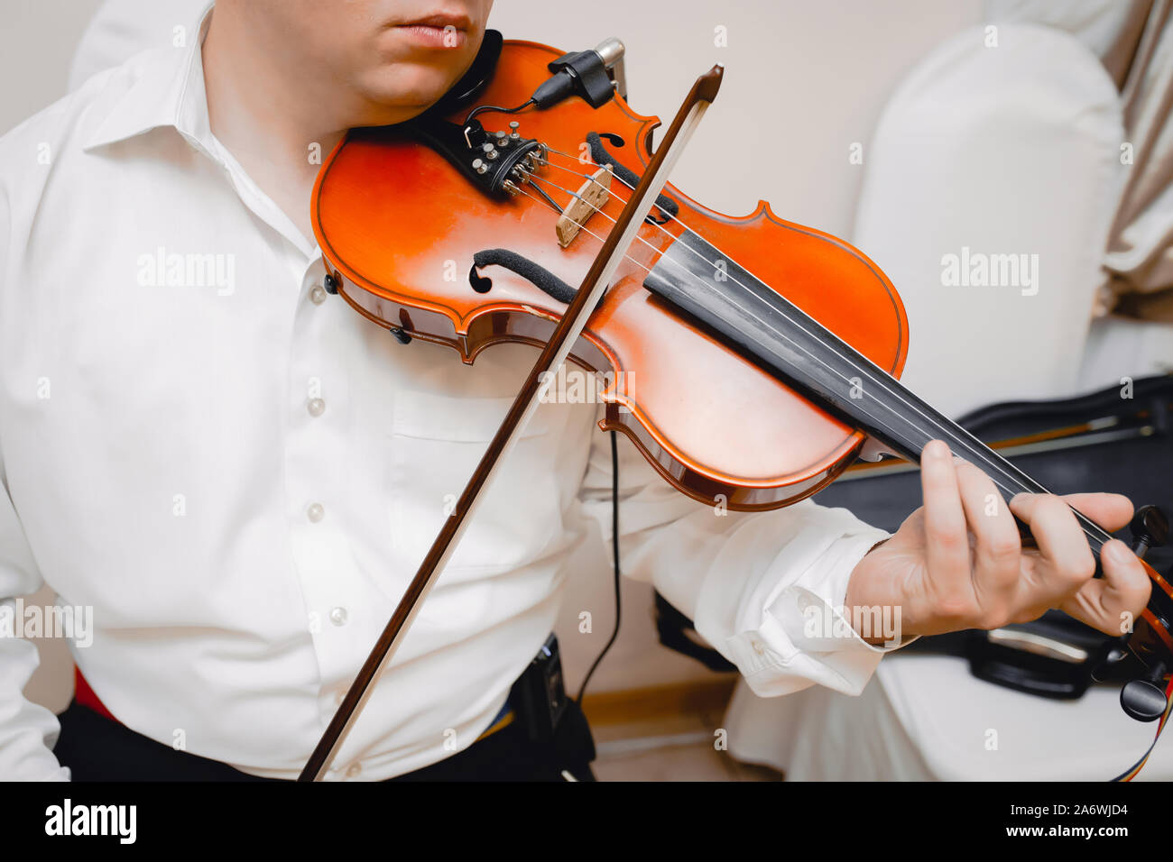Jeu de violon alto musicien jouant . Instrument de musique classique violoniste homme fiddle . Close up young fiddler habillé élégamment jouant sur woo Banque D'Images