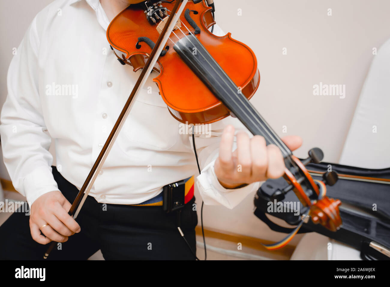Jeu de violon alto musicien jouant . Instrument de musique classique violoniste homme fiddle . Close up young fiddler habillé élégamment jouant sur woo Banque D'Images