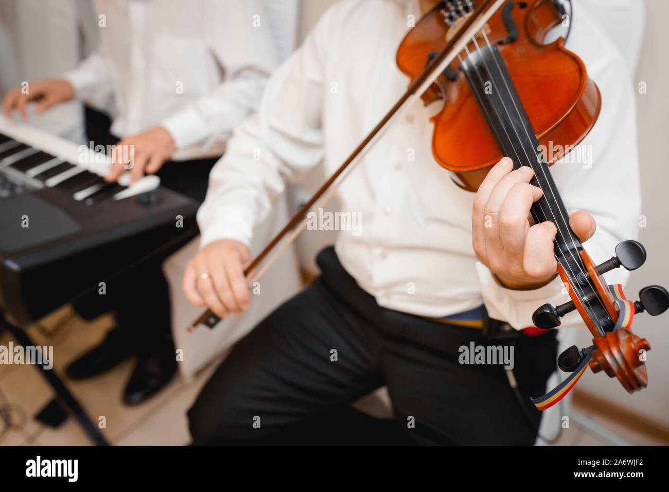 Jeu de violon alto musicien jouant . Instrument de musique classique violoniste homme fiddle . Close up young fiddler habillé élégamment jouant sur woo Banque D'Images
