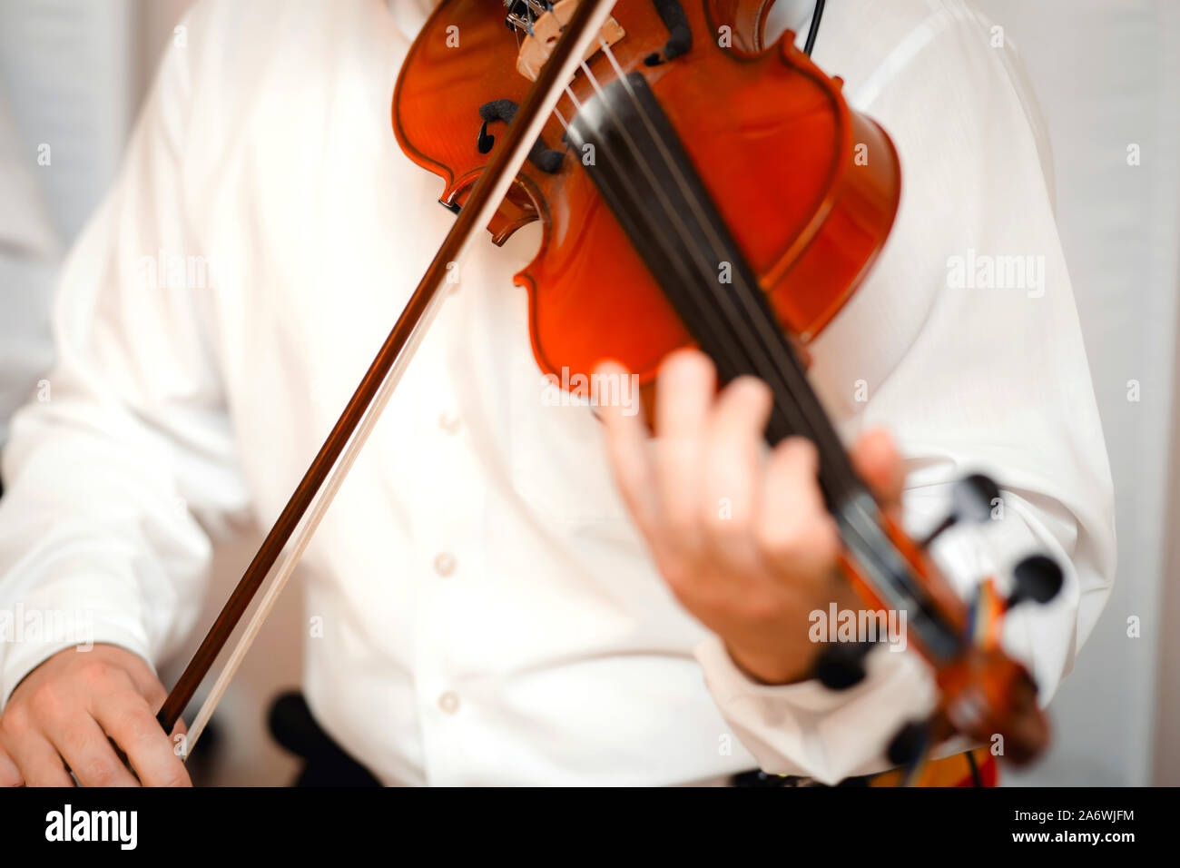 Jeu de violon alto musicien jouant . Instrument de musique classique violoniste homme fiddle . Close up young fiddler habillé élégamment jouant sur woo Banque D'Images