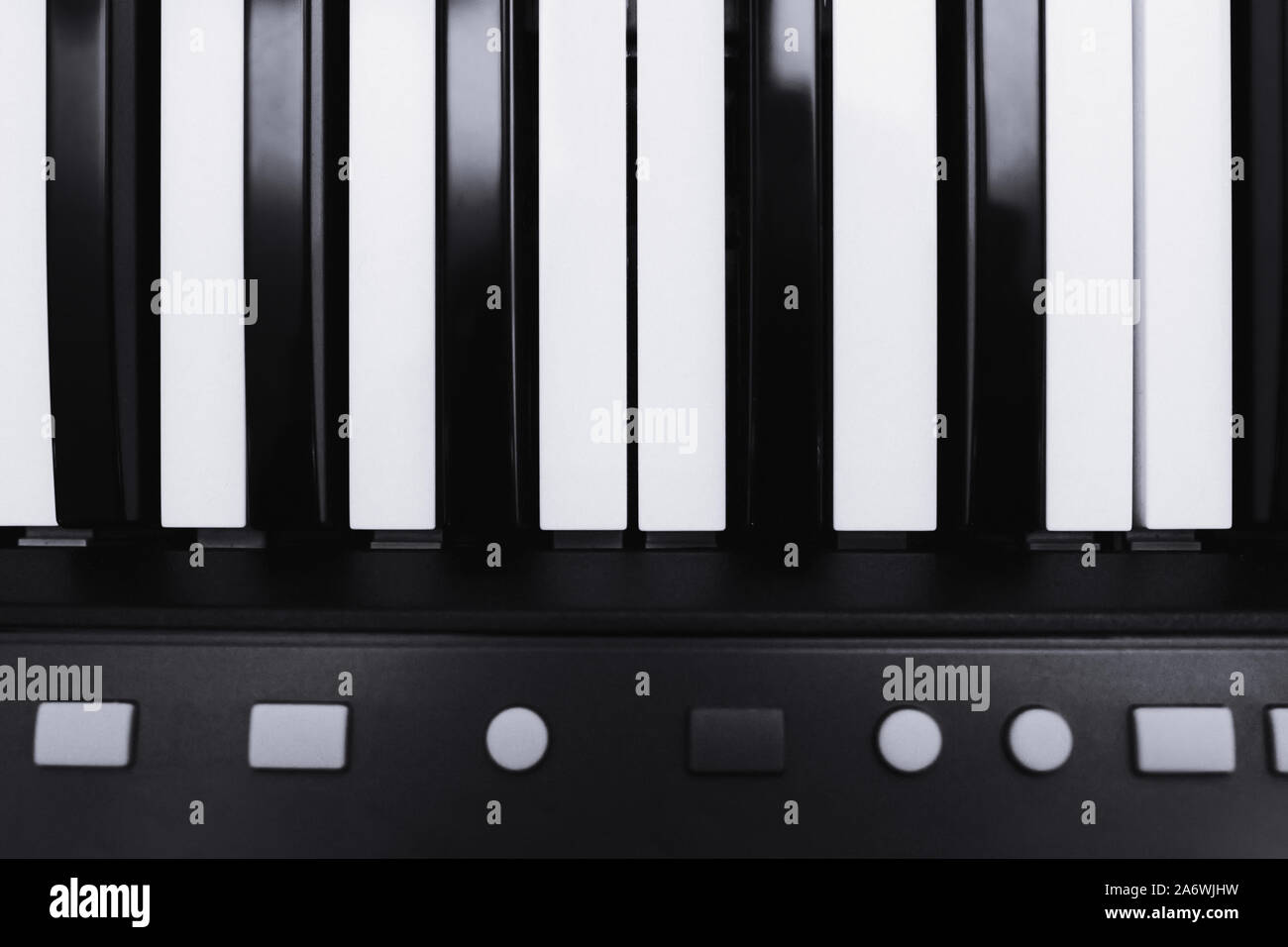 Piano ou synthétiseur électronique (clavier de piano) contexte clavier midi et le contrôleur avec les curseurs et boutons. Concept de fermer texture pattern mus Banque D'Images