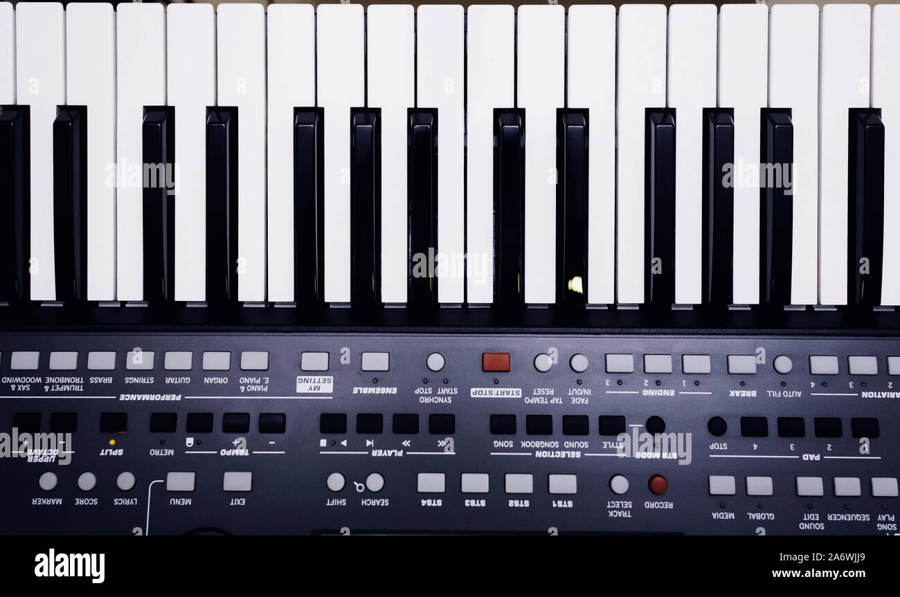 Piano ou synthétiseur électronique (clavier de piano) contexte clavier midi et le contrôleur avec les curseurs et boutons. Concept de fermer texture pattern mus Banque D'Images