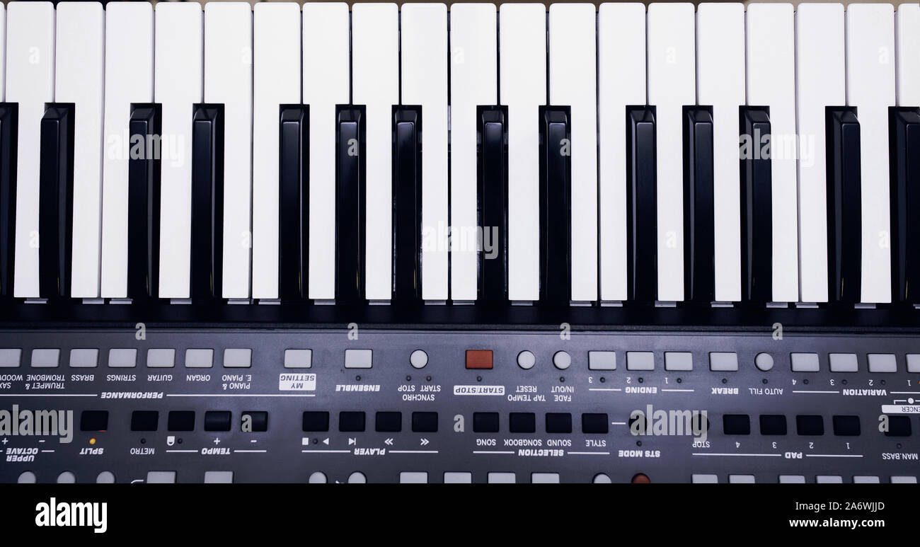 Piano ou synthétiseur électronique (clavier de piano) contexte clavier midi et le contrôleur avec les curseurs et boutons. Concept de fermer texture pattern mus Banque D'Images