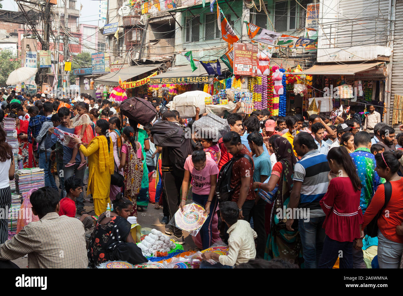 Les rues foule Shoppers dans un marché dans le district de Sadar Bazar Delhi Banque D'Images