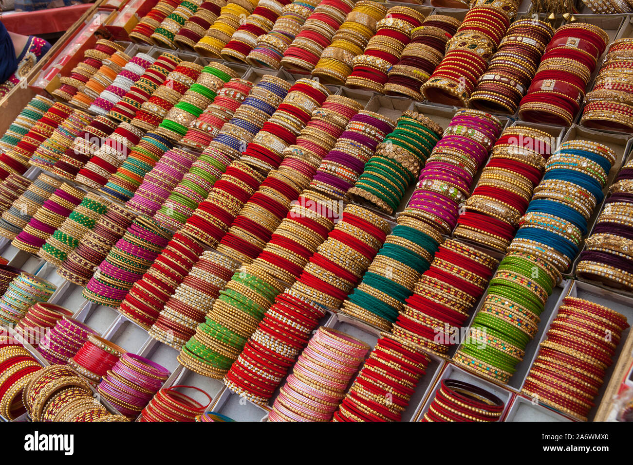 Affichage des bracelets en vente sur le marché à Mandi Sabzi dans Delhi Banque D'Images