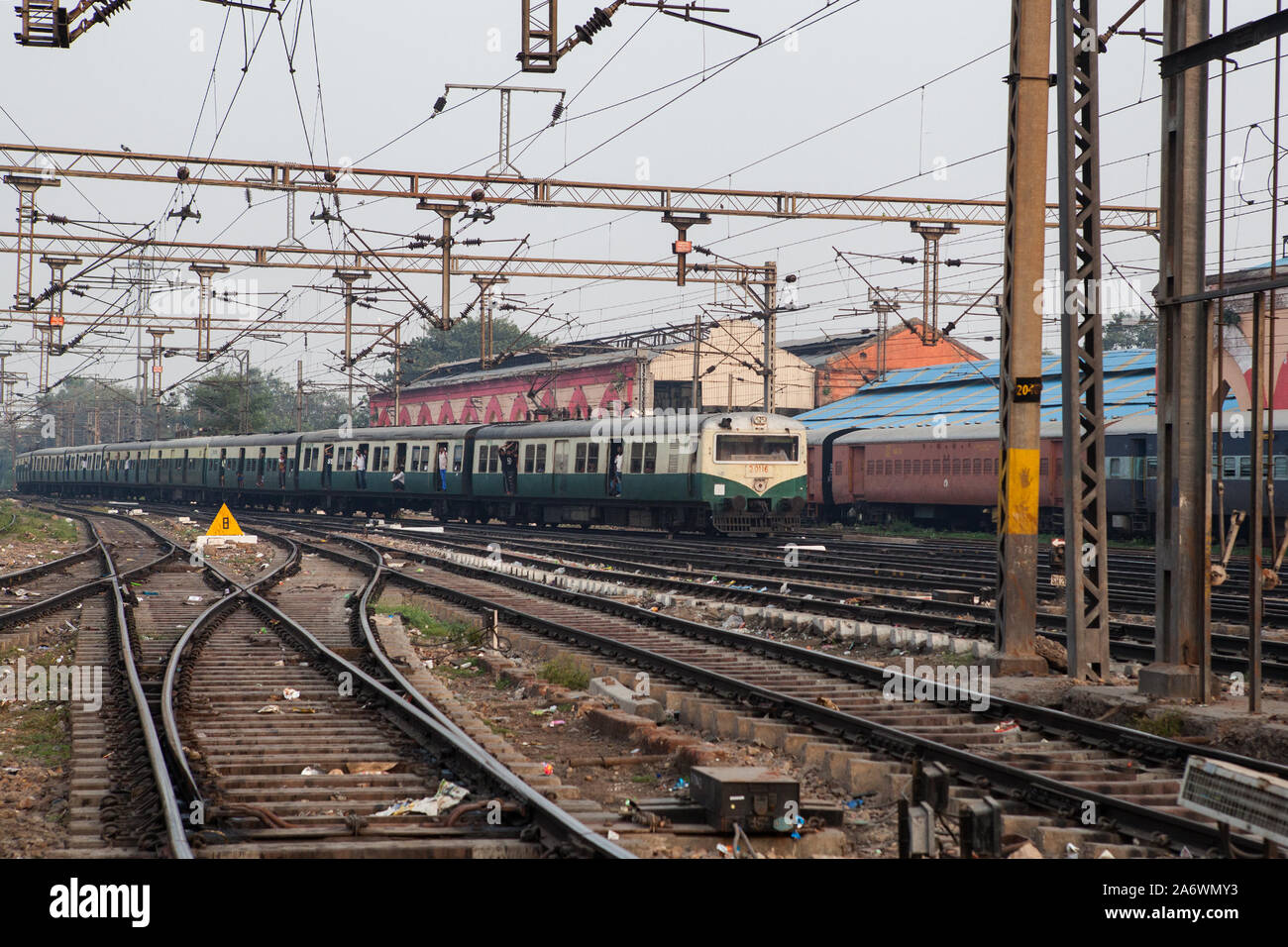 Un train de voyageurs arrive à Old Delhi railway station Banque D'Images