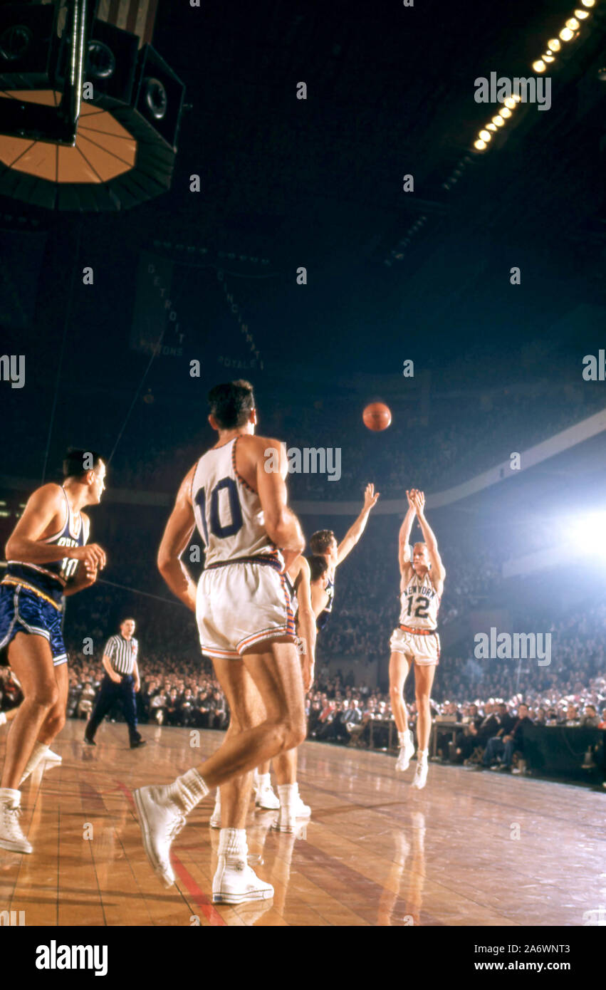 NEW YORK, NY - 3 novembre : Kenny Sears # 12 des New York Knicks prend l'abattu lors d'un match NBA contre les Philadelphia Warriors le 3 novembre 1957 au Madison Square Garden de New York, New York. (Photo de Hy Peskin) (Définition du nombre : X4854) Banque D'Images