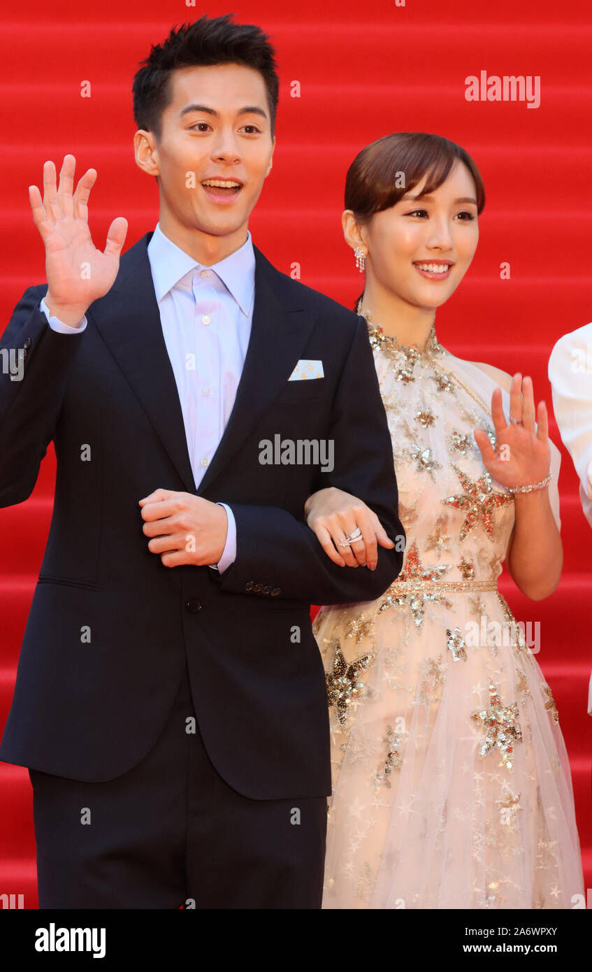 Tokyo, Japon. 28 Oct, 2019. Hong Kong acteur et actrice Kevin Chu (L) et Dada Chan (R) sourire à leur arrivée à la cérémonie d'ouverture du 32e Festival International du Film de Tokyo pour leur film l'Agenda Secret d'une mère d'être' à Tokyo le Lundi, Octobre 28, 2019. 180 derniers films seront projetés au festival d'une semaine. Credit : Yoshio Tsunoda/AFLO/Alamy Live News Banque D'Images