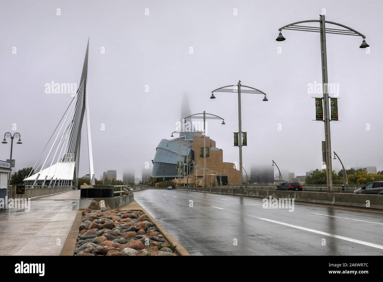 Le pont et le musée des droits de l'homme dans le brouillard à Winnipeg, Manitoba Banque D'Images