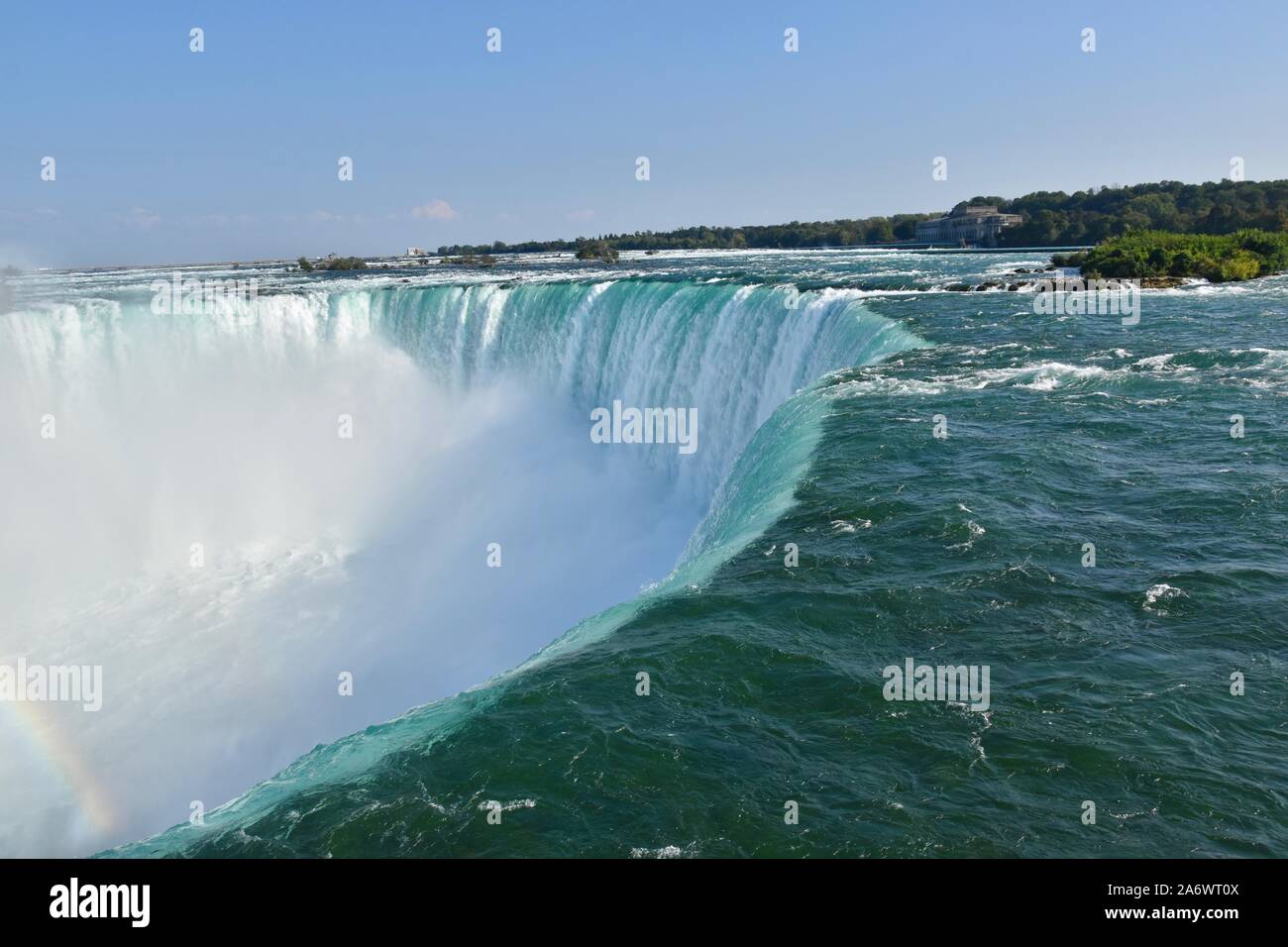 Un arc-en-ciel au-dessus des chutes du Niagara vu du côté canadien en regardant vers les États-Unis, Niagara Falls, Ontario, Canada Banque D'Images