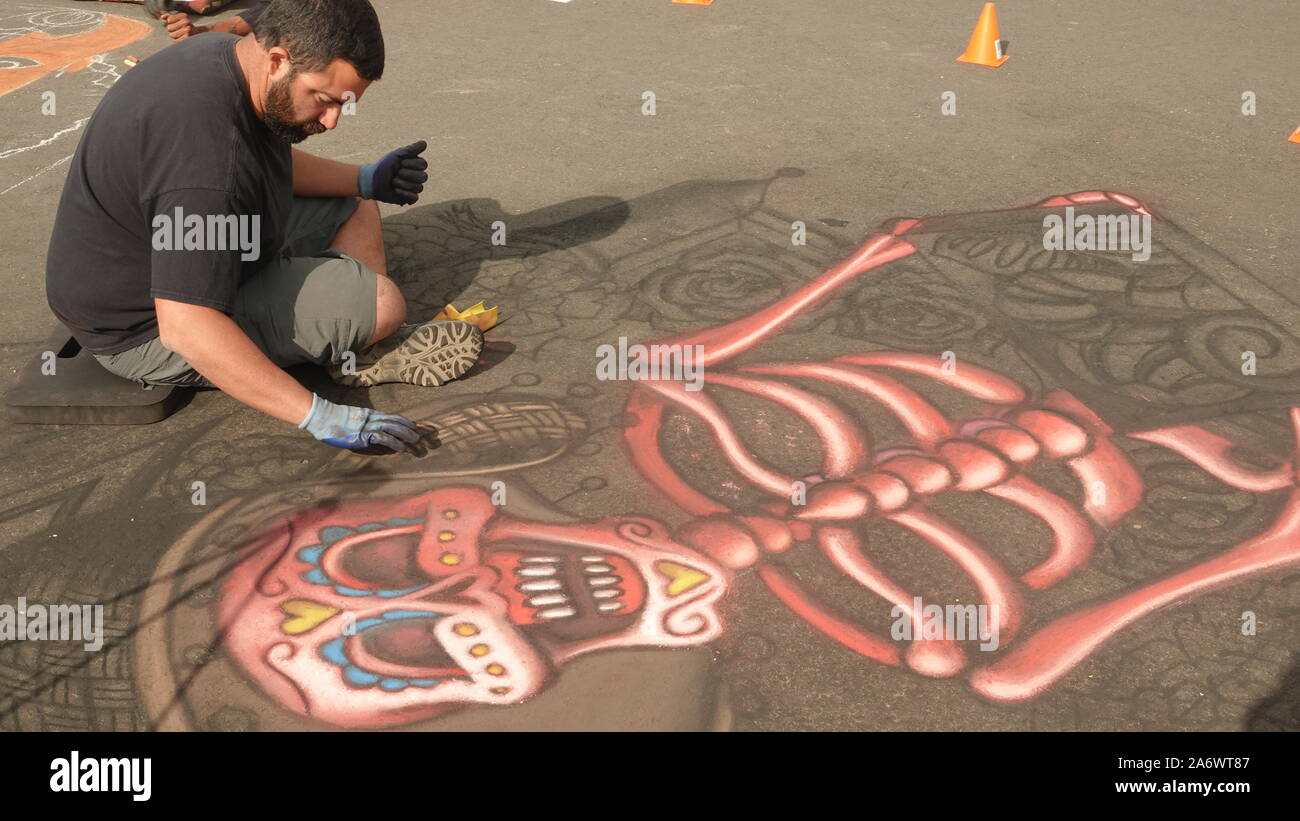 La création d'artiste craie crâne en sucre murale sur la rue pendant un jour des morts de cause. Banque D'Images