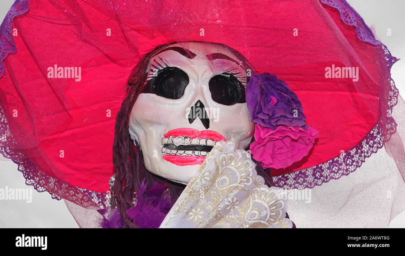 Catrina Calaveras avec fantaisie hat affichée à un événement le Jour des Morts. Banque D'Images