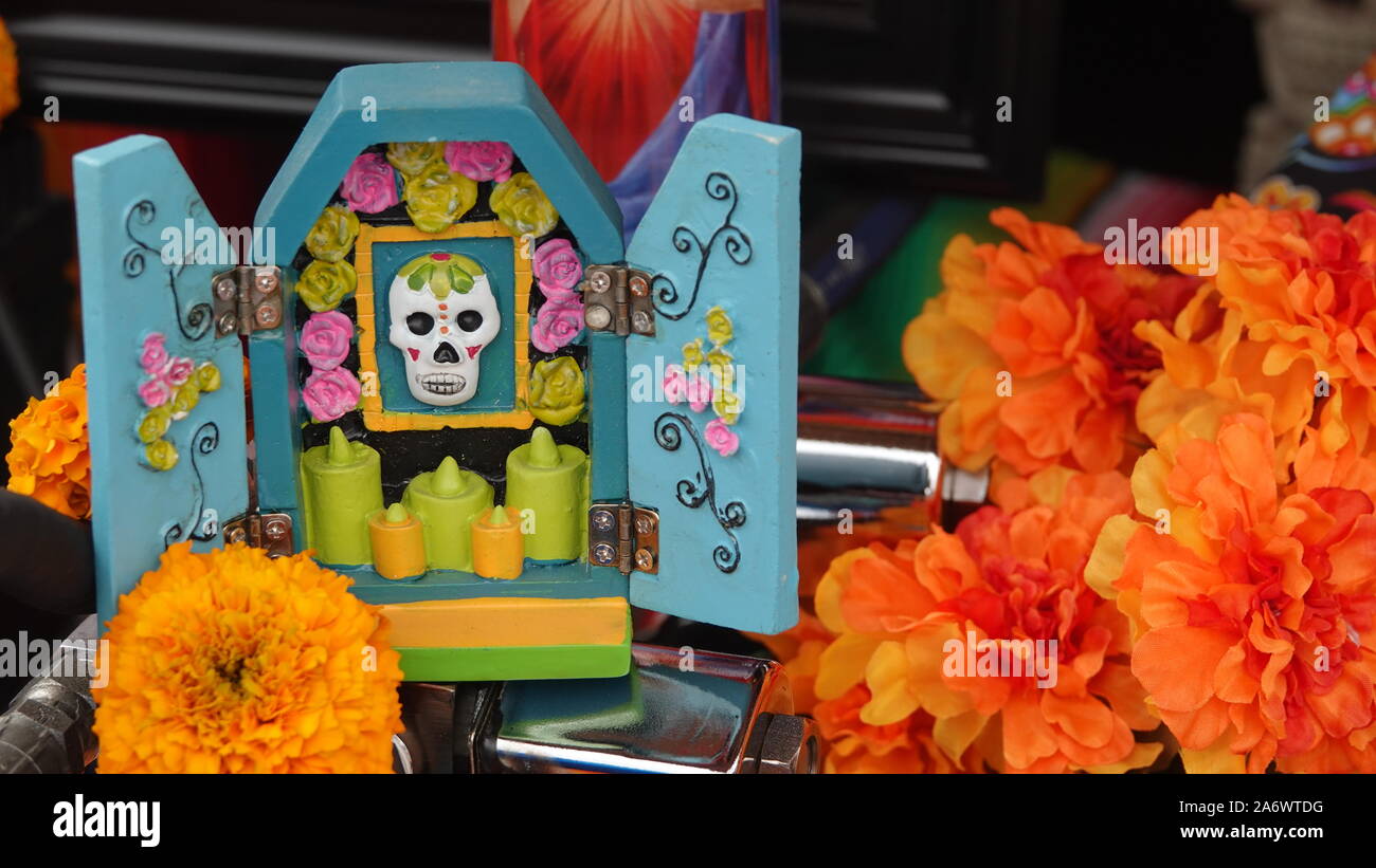 Les crânes en sucre et fleurs font partie intégrante de la Journée des morts autel affiche Banque D'Images