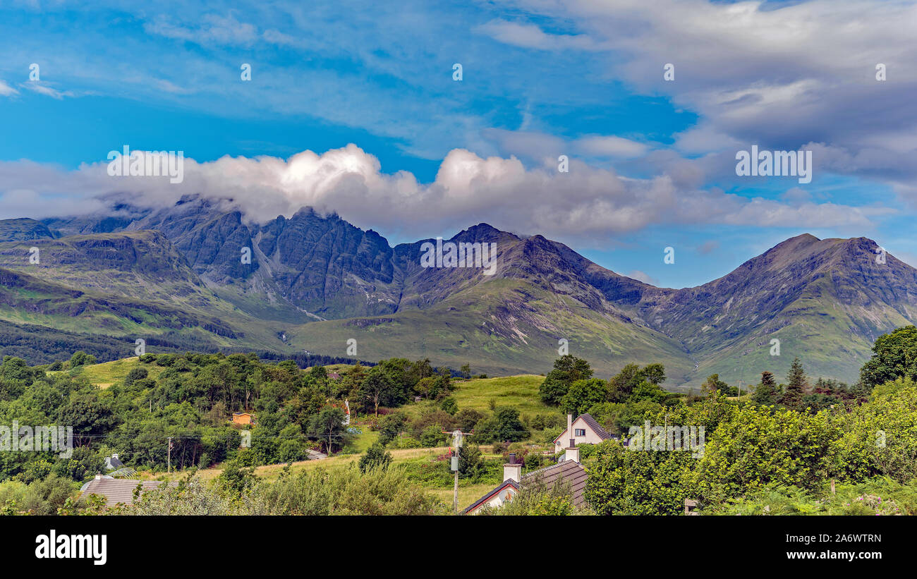 Bla Bheinn (Selkirk Arms) - le bleu sur la montagne sur l'île de Skye Banque D'Images