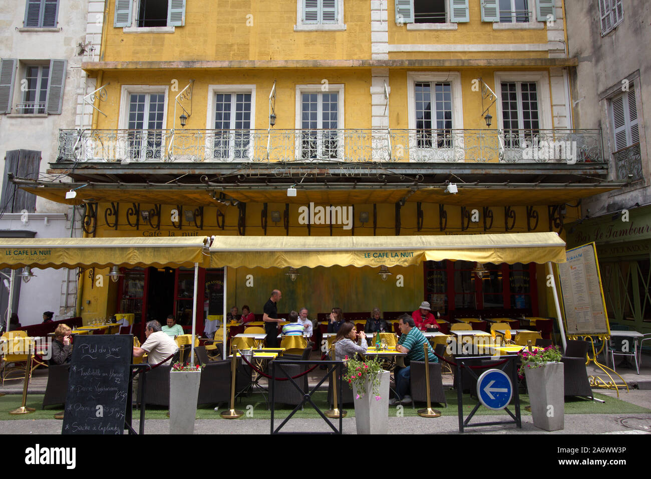 En vedette dans le café de nuit de Van Gogh peinture en place du Forum à Arles, Bouches du Rhone, Provence, France Banque D'Images