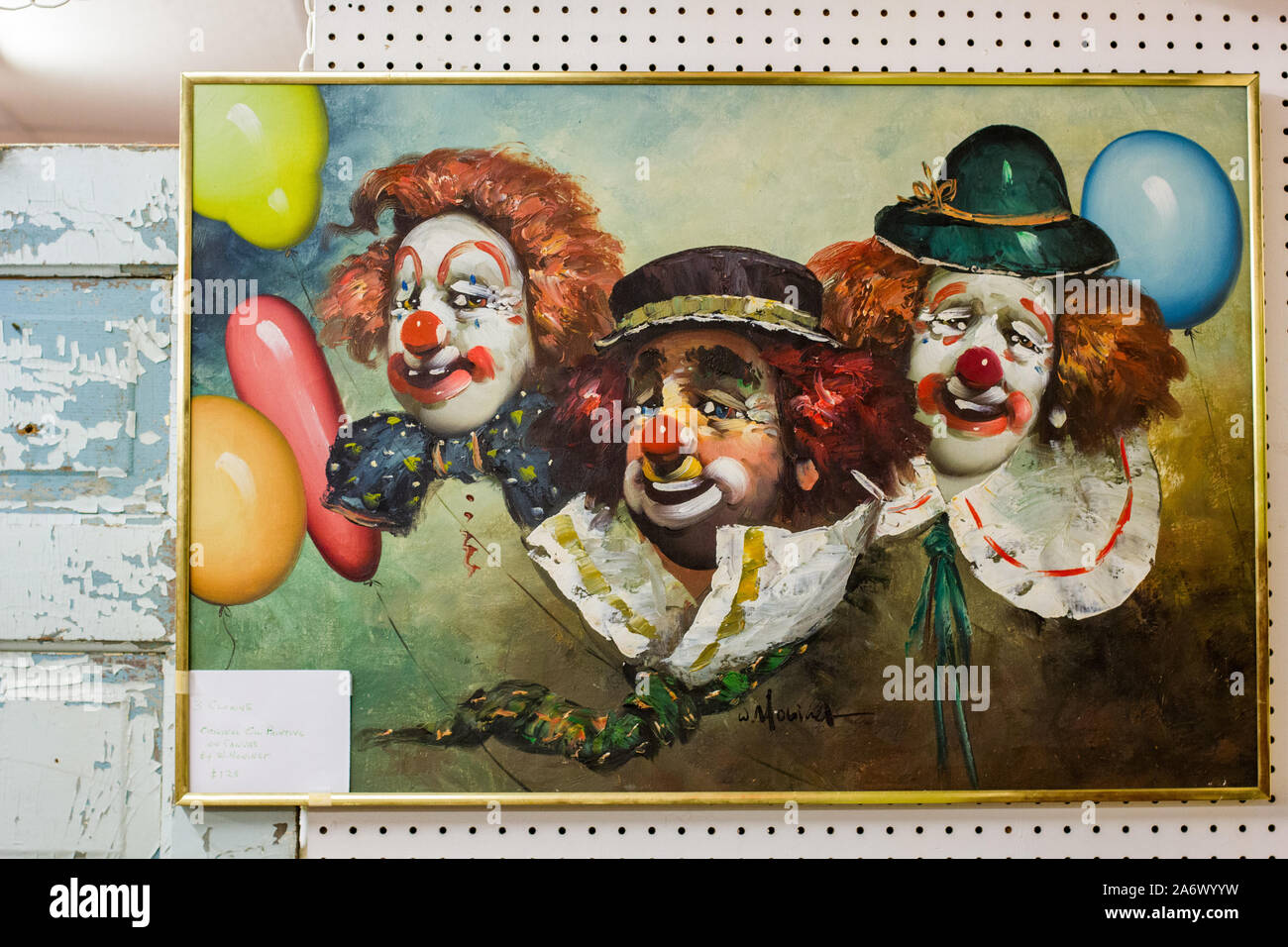 Thorp, Washington / USA - 12 août 2018 : Vintage Classic clown figurines et peintures dans une boutique d'antiquités et de fruits se tiennent près de Ellensburg, WA. Banque D'Images